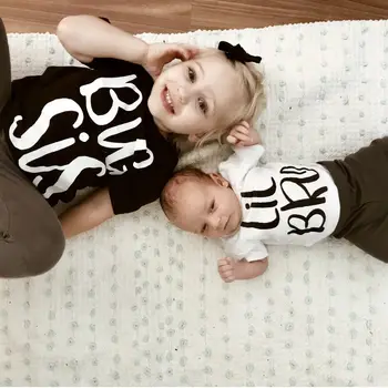 Старшая сестренка и младший брат, брат и сестра, футболки и комбинезоны в семейном стиле, детские футболки в тон малышу, белые Черные повседневные топы в тон