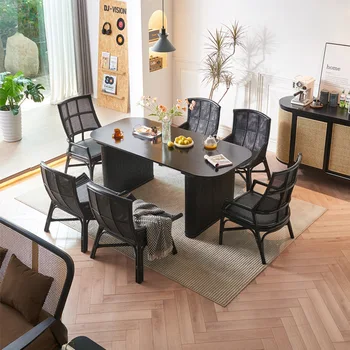 обеденный стол из массива дерева, современная минималистичная комбинация черного длинного стола и стула, обеденный стол в маленьком семейном ресторане отеля