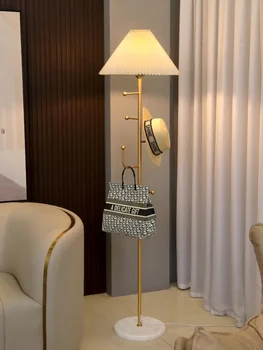 Вешалка для торшера Nordic Light Роскошная Гостиная Прикроватный диван в спальне Плиссированная вешалка для одежды Атмосфера Вертикальной настольной лампы